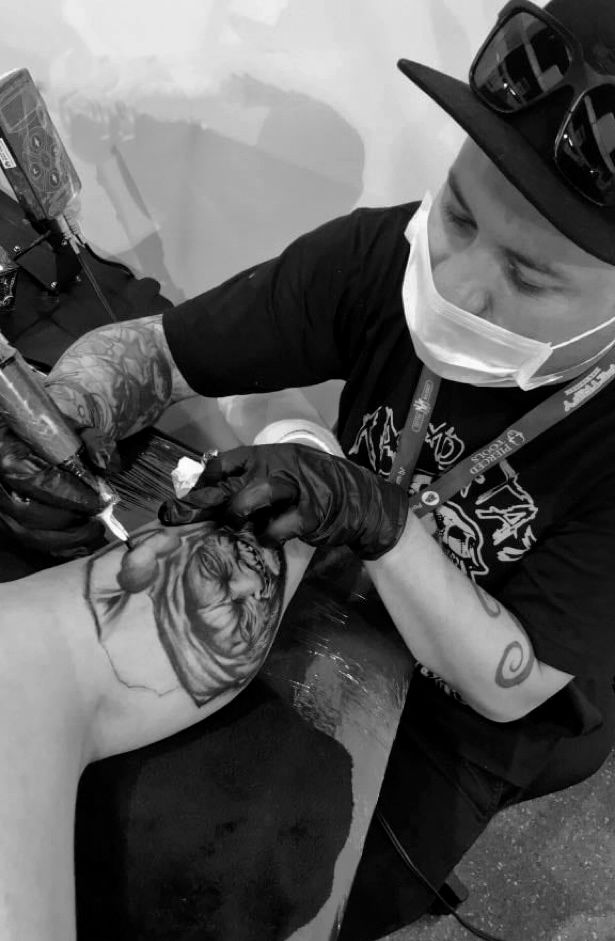 Adriano tatuando em uma convenção