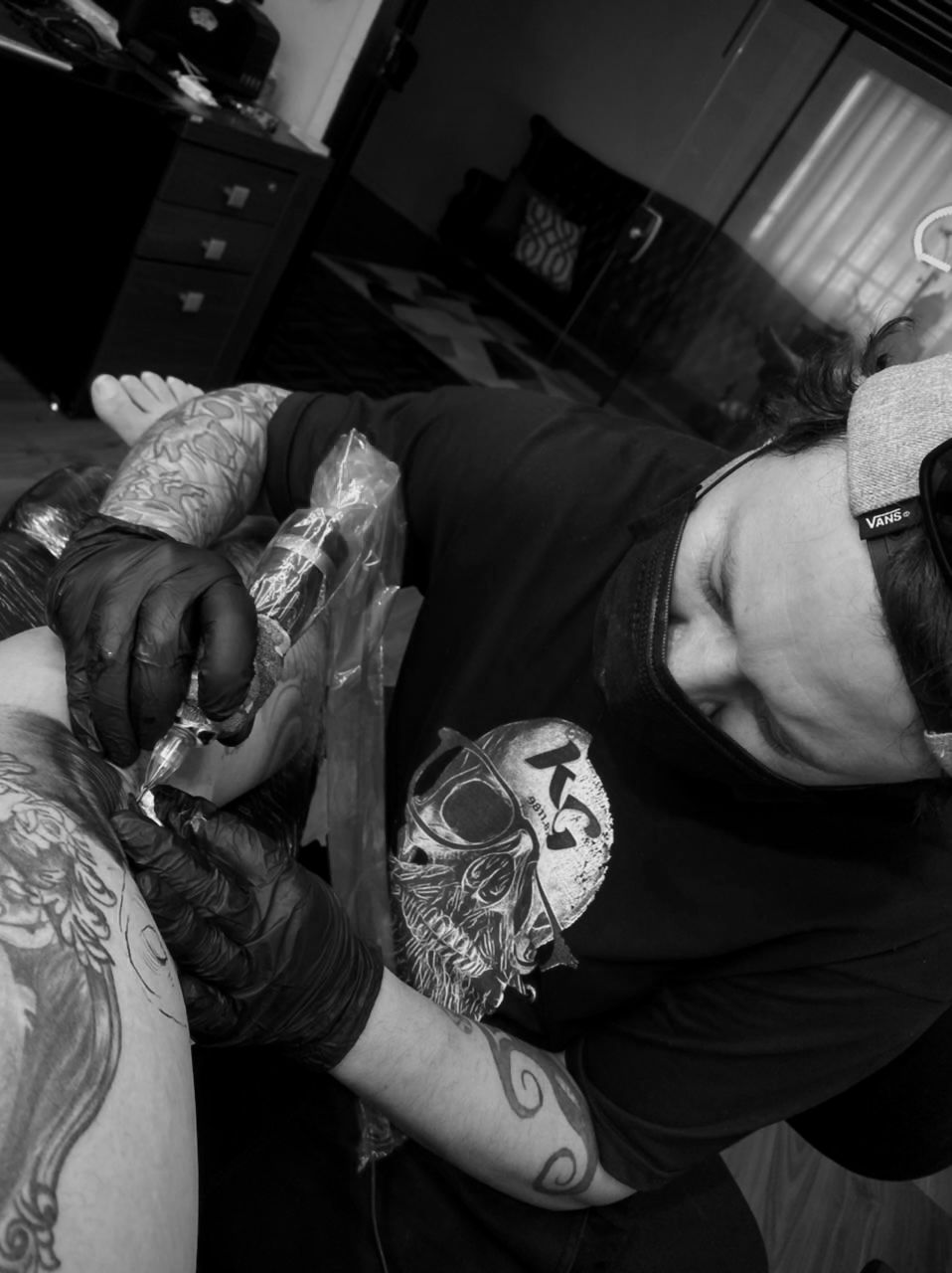 Adriano tatuando no estúdio